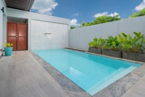 une piscine dans l'arrière-cour d'une maison dans l'établissement Nicky Luxury Private Pool Villa in BangTao Laguna, à Laguna Phuket