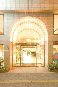 un accès à un bâtiment avec une arche dans l'établissement Kochi Sunrise Hotel, à Kōchi