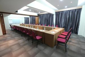 una gran sala de conferencias con una mesa larga y sillas en SEM9 Senai "Formerly Known As Perth Hotel" en Kulai