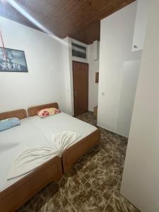 Un pat sau paturi într-o cameră la Jimmy Studio Apartment center Sarande
