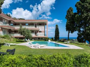 una casa con piscina nel cortile di Isola Bella a Taormina