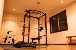 Un gimnasio con un montón de equipos en una habitación. en Lodge Raven, en Liyama