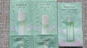 un présentoir de quatre contenants en plastique de mousse nettoyante au fluorure électrique dans l'établissement Yufuin Matousou, à Yufu