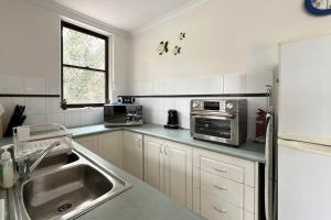 Η κουζίνα ή μικρή κουζίνα στο Surfrider 11