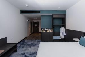 a bedroom with a large white bed in a room at Bayside Geelong Hotel & Apartments, an Ascend Collection Hotel in Geelong +48 photos
