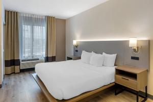 a large white bed in a hotel room with a window at Comfort Inn & Suites Sayre in Sayre +64 photos
