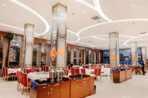 a restaurant with tables and chairs in a room at 7 Days Inn Wuhan Huaqiaocheng Happy Valley in Wuhan