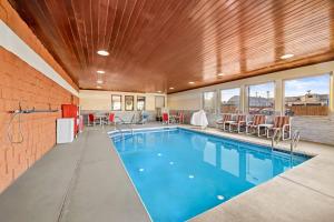 La alberca dentro o cerca de Quality Inn La Crosse North