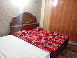 Postel nebo postele na pokoji v ubytování Kaushalya Devi Dharamshala