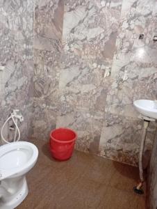 Koupelna v ubytování Kaushalya Devi Dharamshala + 2 fotografie