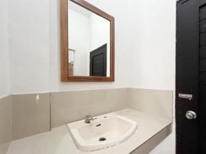 努沙杜瓦Kanha Homestay near Pantai Pandawa RedPartner的浴室里有洗手池和镜子 更多17张照片