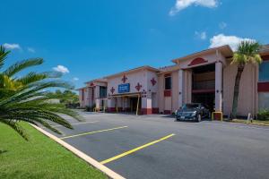 een auto staat geparkeerd voor een motel bij Rodeway Inn & Suites New Orleans East in New Orleans