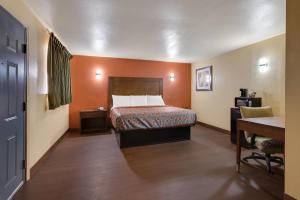 een hotelkamer met een bed en een bureau bij Rodeway Inn & Suites New Orleans East in New Orleans
