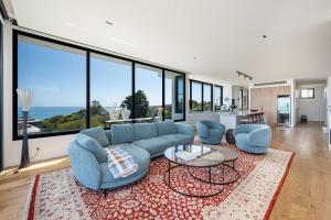 マウント・マーサにあるThe Crestのリビングルーム(青い家具、大きな窓付)