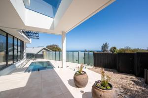 una imagen de una casa con piscina en The Crest - Elevated Luxe with Pool & Spa, en Mount Martha