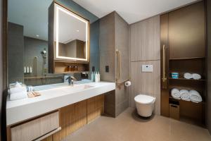 香港にあるMotto by Hilton Hong Kong Sohoの洗面台、トイレ、鏡のあるバスルーム +80枚の写真