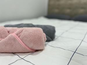 a pink towel sitting on the floor in a room at Mojisu Homestay 麻吉宿 in Miri