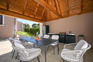 une salle à manger avec une table et des chaises dans l'établissement Dvori Perdedaj, à Beretinec