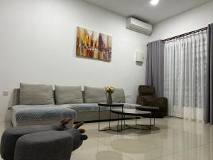 un salon avec un canapé et une table dans l'établissement Mojisu Homestay 麻吉宿, à Miri 22 autres photos