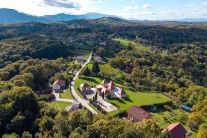 - une vue aérienne sur une maison dans les montagnes dans l'établissement Dvori Perdedaj, à Beretinec