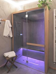 Koupelna v ubytování Green Chalet Scalotta - Private Garden with Jacuzzi and Spa