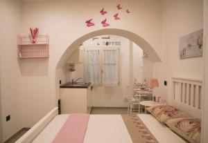 サレルノにあるSalerno nel Cuoreのベッドルーム1室(ベッド1台付)が備わります。壁に蝶が飾られています。