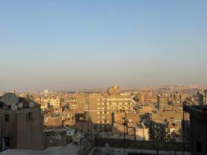 una vista de una ciudad con edificios en Grand Royal central Cairo Home, en El Cairo