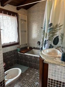 a bathroom with two sinks and a bath tub at Cozy Apartment Near Lake Como, Sleeps for 4 in Maslianico