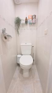 a bathroom with a white toilet in a room at Vliegend Hert, Direct in de Natuur op de Veluwe in Emst +31 photos