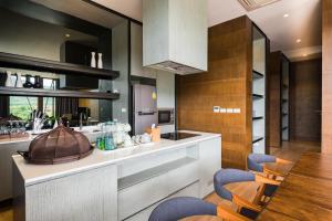 una cucina con tavolo e sedie e una sala da pranzo di 2 Bedroom Luxury Pool Penthouse at ATTA a Pak Chong