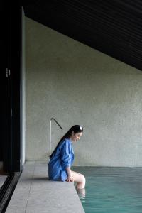 今帰仁村にあるAO NAKIJIN yanbaru terraceの水の中に座る女
