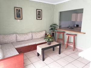 una sala de estar con un sofá y una mesa en Falcon Nest, en Kenton on Sea 4 fotos más