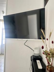 Un escritorio con un teclado, un monitor y flores en L'Instant Terrière - Quartier Calme - Proche plage, en La Tranche-sur-Mer 24 fotos más