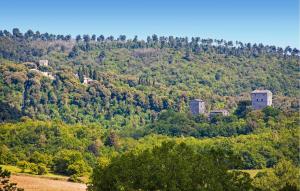 un vieux bâtiment à flanc de colline dans l'établissement 1 Bedroom Nice Apartment In Casole D'elsa, à Pieve a Scuola