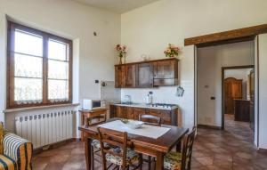 une cuisine avec une table et des chaises dans une pièce dans l'établissement 1 Bedroom Nice Apartment In Casole D'elsa, à Pieve a Scuola