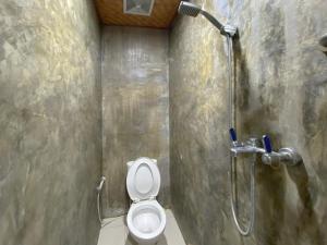 プロボリンゴにあるRedDoorz at The Canal Homestay Probolinggoのトイレとシャワー付きのバスルーム