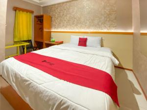 プロボリンゴにあるRedDoorz at The Canal Homestay Probolinggoのベッドルーム1室(ベッド1台、赤と白の毛布付)