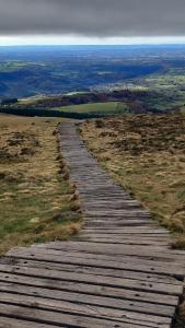 a wooden path on the top of a hill at Appartement rdc maison Ed Den in Tauves