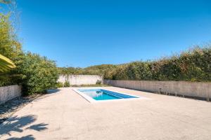 a swimming pool in the middle of a backyard at Gîte Jasmin in Plavilla