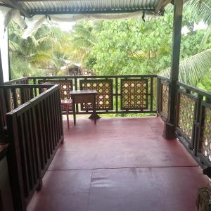 eine Veranda mit einem Tisch und einem Zaun in der Unterkunft Kubo ni klay in San Isidro + 2 Fotos