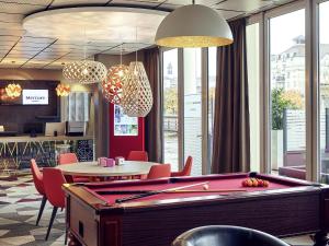Biliár nebo kulečník v ubytování Hôtel Mercure Marne-la-Vallée Bussy St Georges