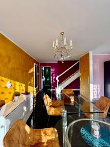 a living room with a glass table and chairs at Stadthaus Amanda in Weimar
