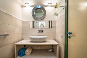 ein Badezimmer mit Waschbecken und Spiegel in der Unterkunft Sea View Terrace in Santa Caterina di Nardò
