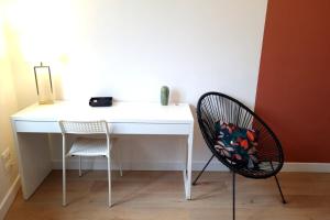 a white desk and a chair in a room at Le Rêve Suspendu in Le Havre