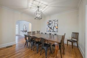 Un comedor con mesa y sillas de madera. en Five Points Mill House w Firepit, en Athens