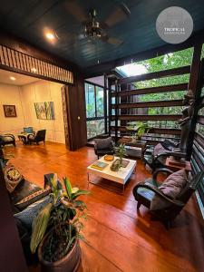 Una sala de estar con muchos muebles y plantas. en Tropical Garden House, en Siem Reap 47 fotos más