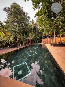 una piscina en medio de un patio en Tropical Garden House, en Siem Reap