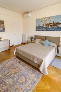 Ένα ή περισσότερα κρεβάτια σε δωμάτιο στο WELCOME RIVIERA -TORRE D'AVORIO APPARTAMENTO 126 mq piu'terrazzo25 mq - totalmente rinnovato- 250 m dal centro - parcheggio a pagamento 15 euro al giorno da prenotare in anticipo salvo dispo -parking at 15 euro per day to be booked in advance if available