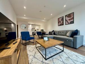 ブラックネルにあるModern 1 bed apartment, The Grand Exchangeのソファとテーブルのあるリビングルーム +42枚の写真