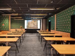 a classroom with tables and chairs in a room at Eklo Paris Expo Porte de Versailles in Vanves